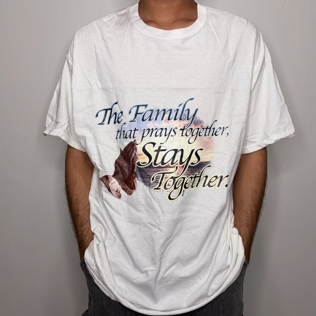 เสื้อ The Family that prays together, Stays Together.