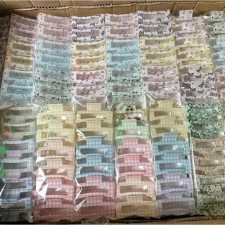 กิ๊บงับทรงสี่เหลี่ยม(มีหลายร้อยลาย)12ชิ้น(ทางร้านขอเป็นคนเลือกลายให้นะคะ)