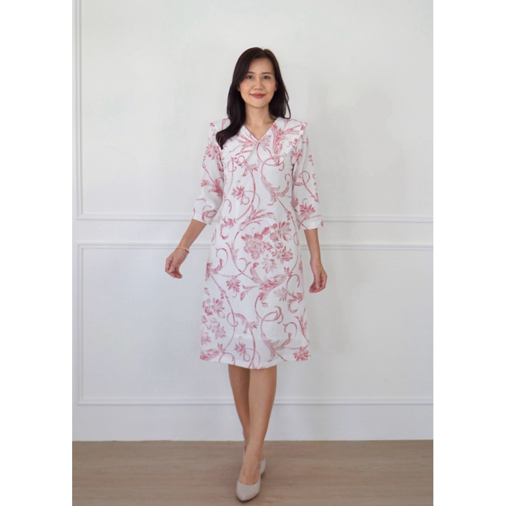 Tantana :D2538 เดรสสีขาวลายดอกชมพูคอปกทรงเอ
