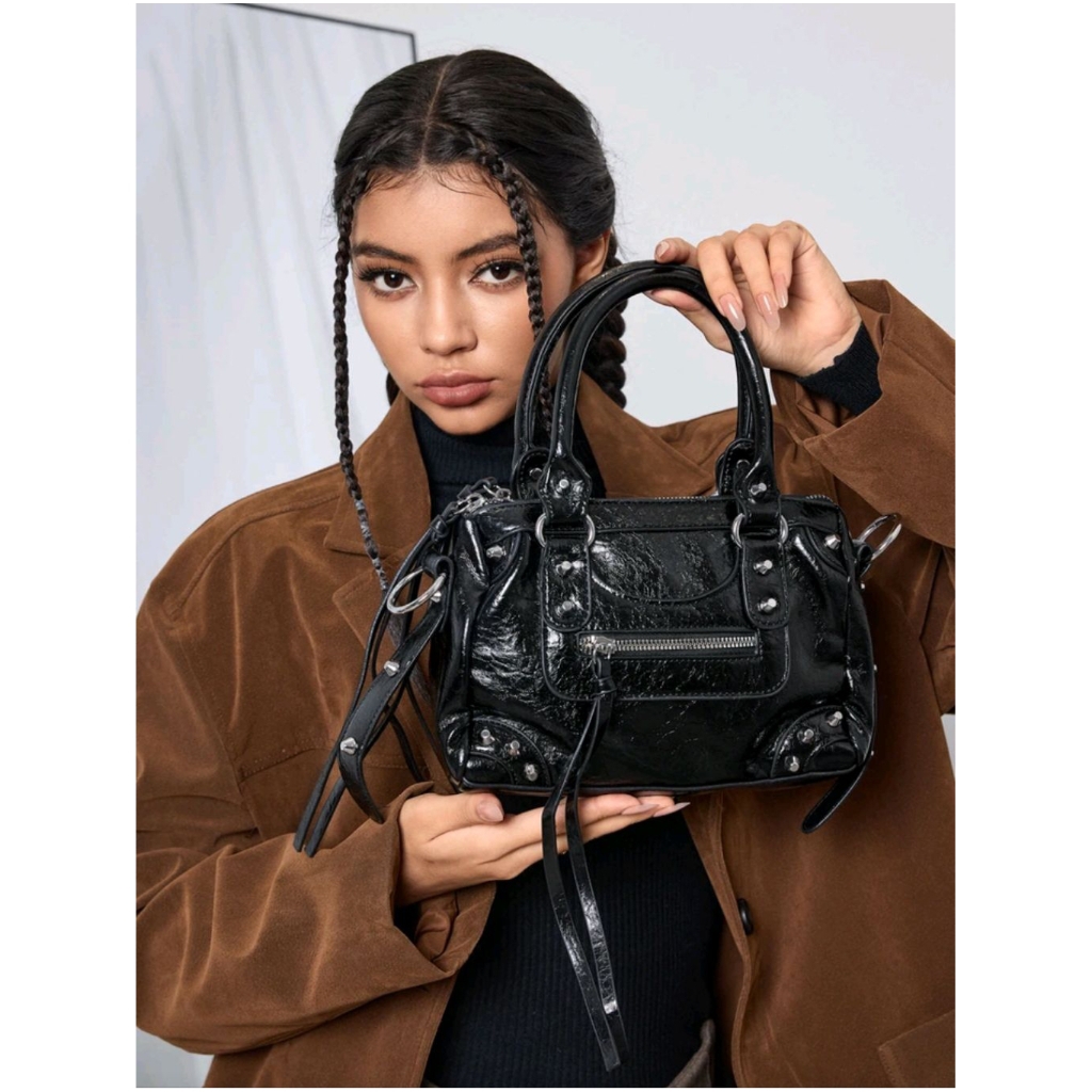 [Pre-order 7–14 วัน] DareSee กระเป๋าสะพายข้าง หนัง PU สีดำ แต่งหมุดโลหะ & พู่ซิป | Y2K Punk Style