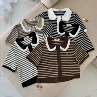 SISSY : เสื้อแขนสั้น (XS-XXL) คอบัวแต่งขอบลูกไม้ 2 ชั้น ลายข…