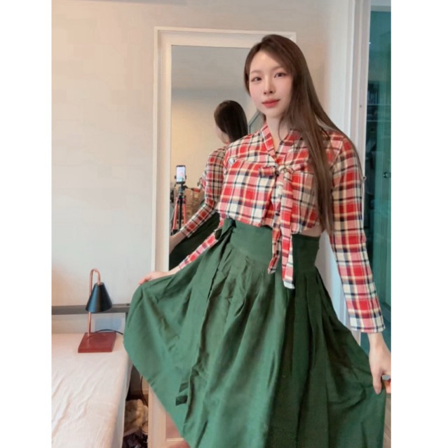 BORAUNNII Xmas Hanbok เสื้อครอป เข้ารูป ฮันบกประยุกต์