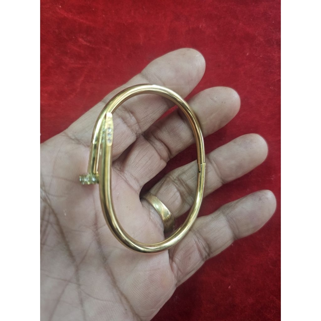 กำไลข้อมือของสุภาพสตรีเป็น Cartier