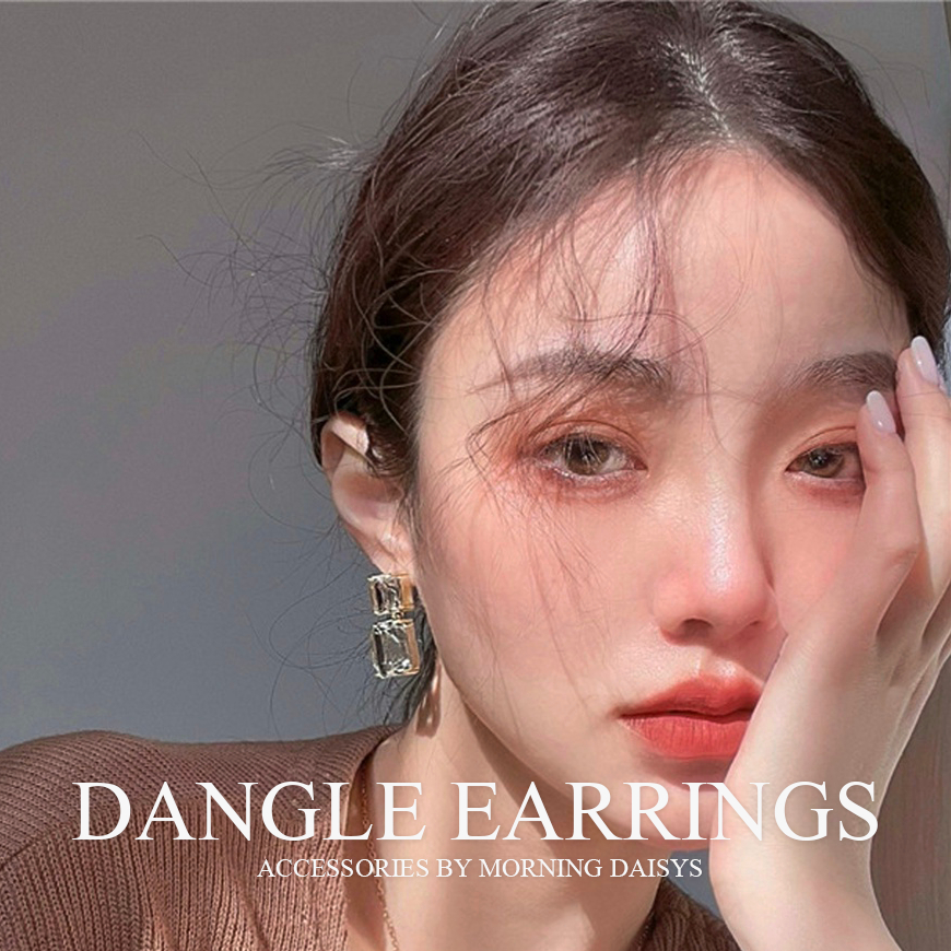 MORNING DAISYS ต่างหูโลหะเคลือบสีทองทรงสี่เหลี่ยมสาน
