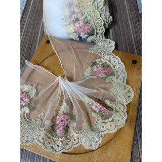 ระบายริมปักขอบทอง  กว้าง 8นิ้ว /ยาว 14-15หลา/ราคา 300บาท