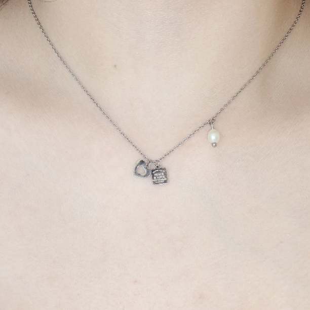 nice try studio x garnet - Peace & Love Small Heart Necklace สร้อยคอจี้หัวใจขนาดเล็ก พร้อมไข่มุกแท้ กันน้ำ กันเหงื่อ