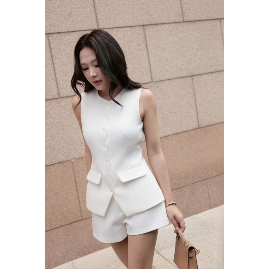 Frenchi ชุดSet เสื้อสูทแขนกุดกระดุมหน้า+กางเกงขาสั้นเข้าชุด สีขาว ใส่ทำงาน สวยหรูทันสมัย Widelia@rea