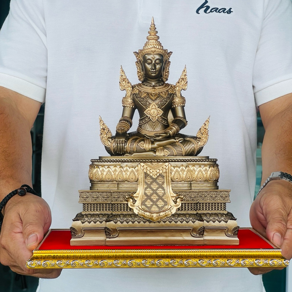พระมหาจักรพรรดิ์ แร่เหล็กน้ำพี้ แถมฟรีฐานรองพระ ขนาดฐาน 8 นิ้ว หน้าตัก 5 นิ้ว สูง12 นิ้ว หนัก2.8กก.พิมพ์ใหม่3D