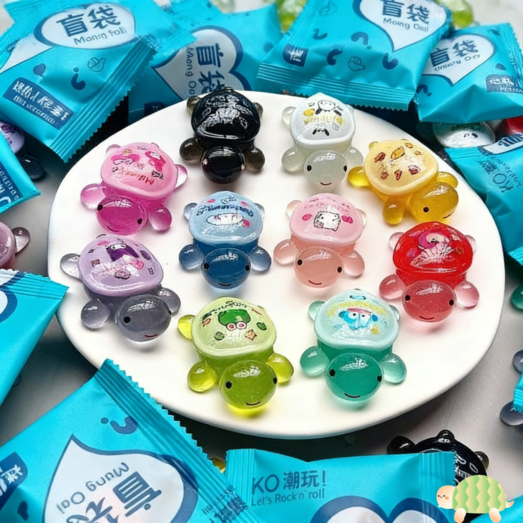 ของเล่นเต่าเรืองแสงสุดน่ารักจากซานริโอ้ มีถุงของเล่นซ่อนอยู่ข้างใน บรรจุของเล่นเรซินน่ารักๆ เหมาะสำหรับเกมจับคู่ของเด็กๆ