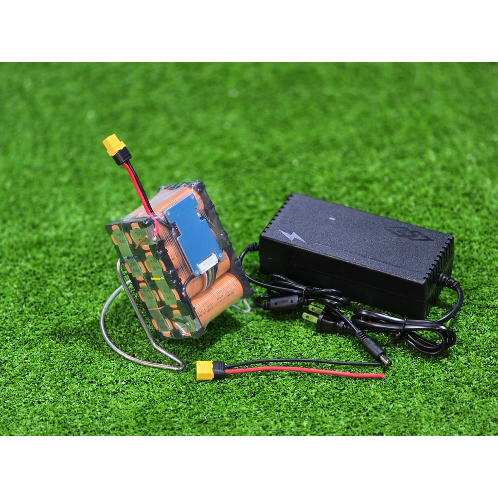 แบตลิเธียม 8s (4x2) 24v - 29.2v 4,500mah. แบต+ชุด​ชาร์จ​ LiFePO4 3.2v 26700​ 4.5ah แบตเตอรี่​​ 8s (แพ็ค4x2)
