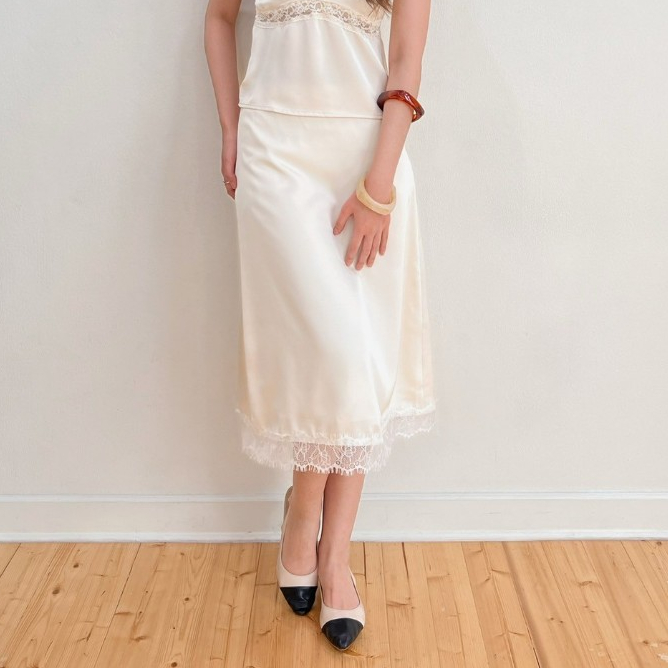 TOPBASIX - Pearl Midi Skirt กระโปรงซาตินลูกไม้