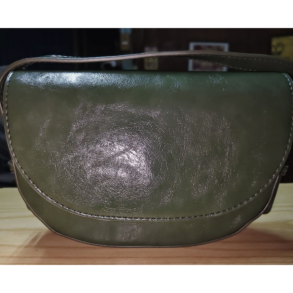 กระเป๋ามือสอง General Ideas สีเขียว หนังออย สะพายไหล่หรือครอสบอดี้ สายปรับได้ ขนาด 7.5•6 นิ้ว พร้อมส