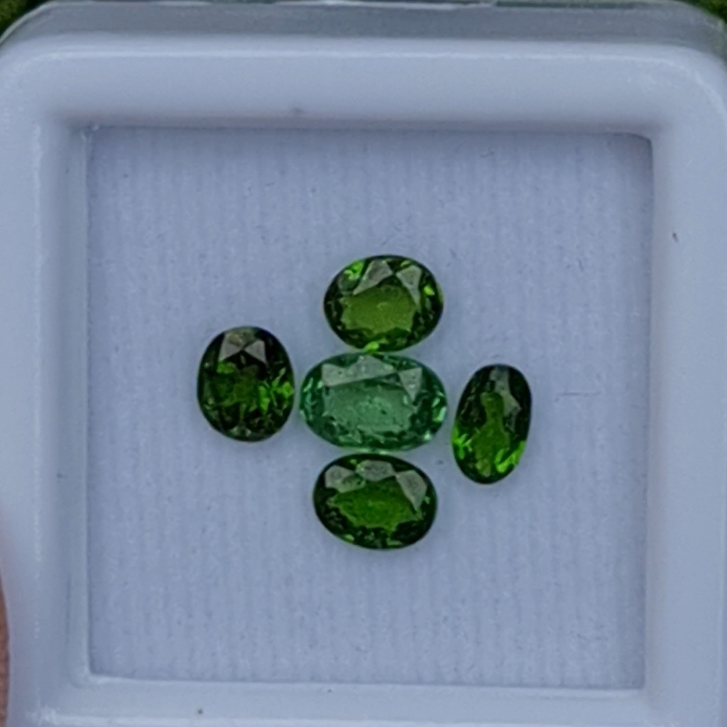 พลอย ซาโวไรท์ Tsavorite Garnet 1.70 กะรัต (Cts.) ดิบ Unheated พลอยแท้ อัญมณีมงคลประจําวันเกิด เครื่อ