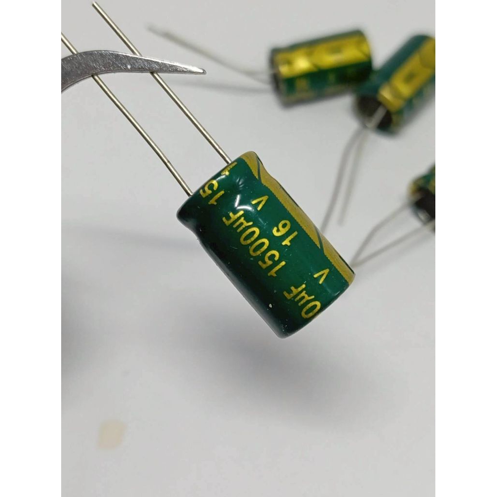 คาปาซิเตอร์ 1500UF 16V เป็นตัวเก็บประจุที่มีขนาด 1500uf และแรงดันไฟฟ้า 16V ที่ใช้ในวงจรอิเล็กทรอนิกส์หลากหลาย