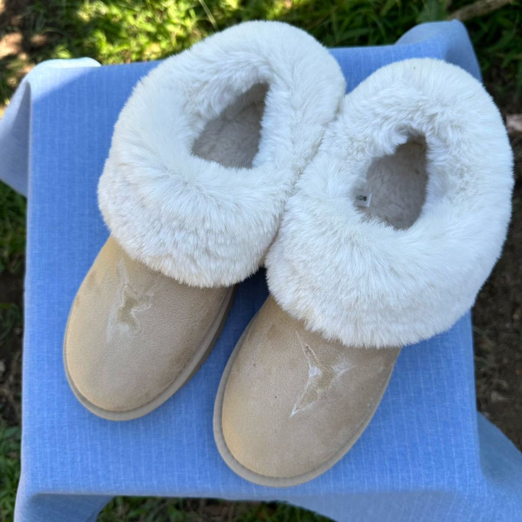 รองเท้าขนนุ่ม GU มือสองสภาพดี