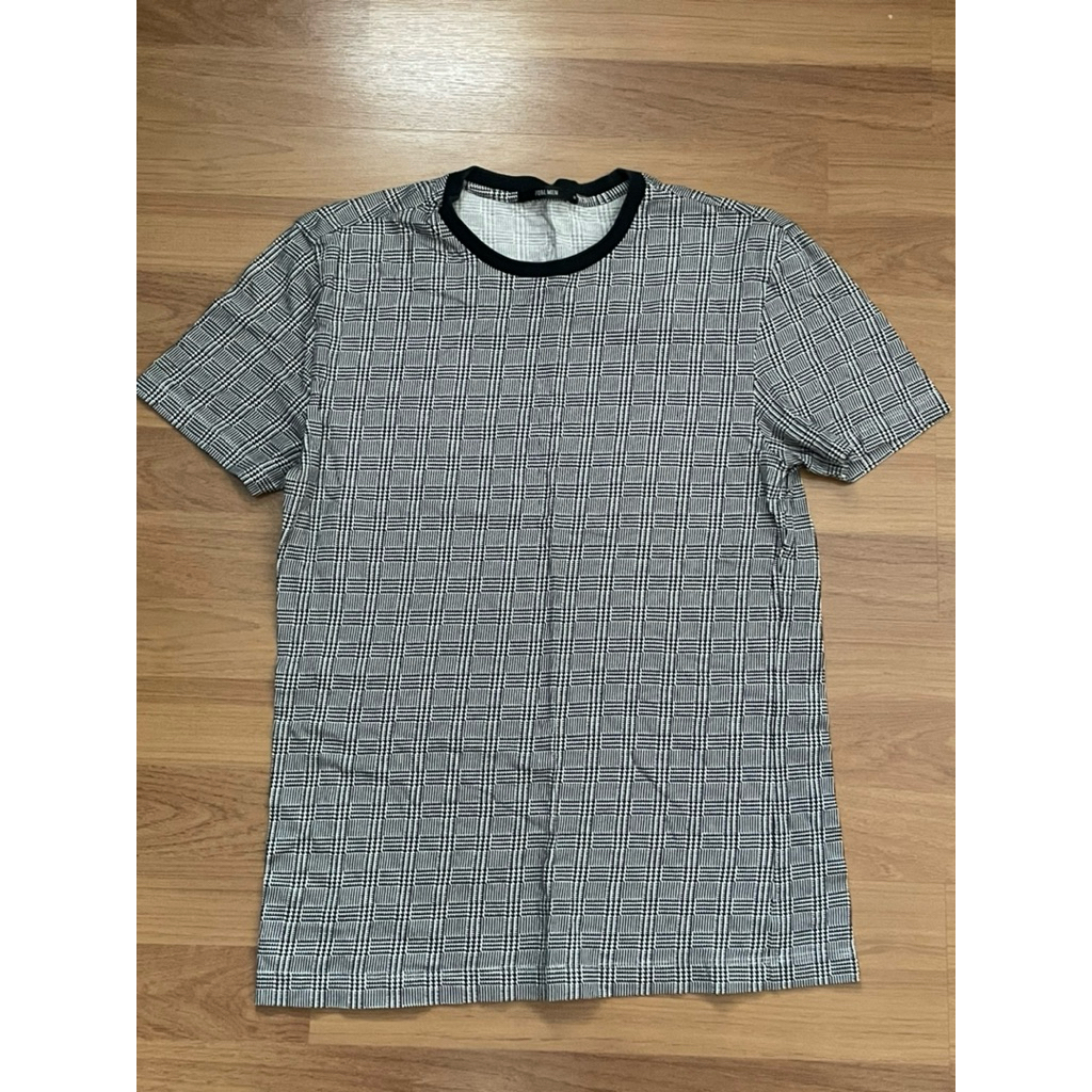 เสื้อยืดลายคอกลม FQ&L