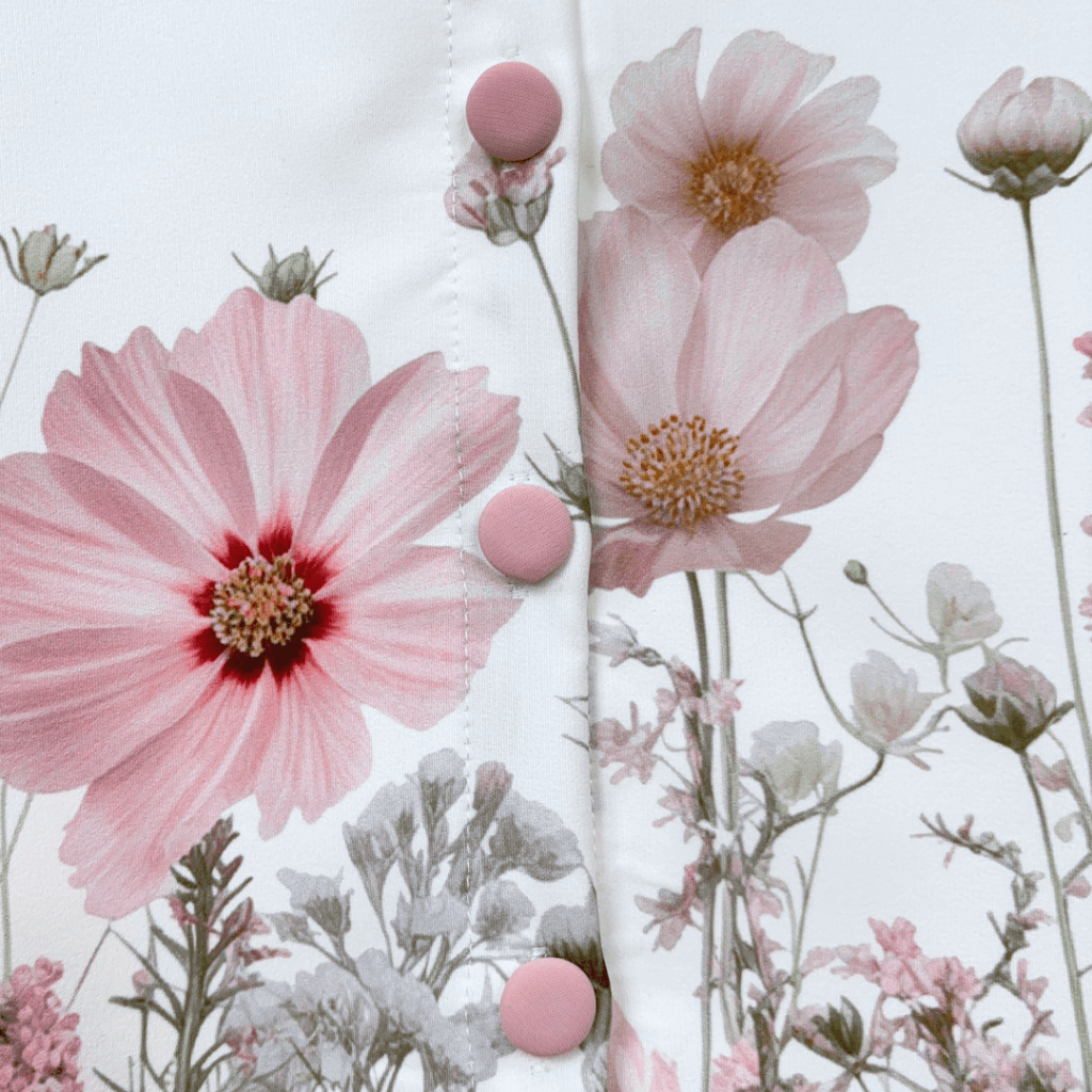 Glucoat | [U702] เสื้อแขนสั้นสีขาว ผ้าเปเป้ พิมพ์ลายดอกไม้ คอปกเเต่งฉลุสีชมพู กระดุมใช้งานได้จริง - รูปที่ 2