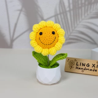 LING XI กระถางดอกทานตะวันยิ้มถักมือ ทำได้หัวโยก พร้อมกระถางขาวรูปเพชร ตกแต่งรถ/โต๊ะ ของขวัญปีใหม่
