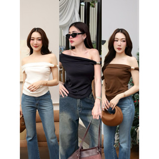 เสื้อปาดไหล่ดีเทลเก๋ๆ อะไหล่สีทอง  ให้ลุคที่ดูเปรี้ยวแต่ยังค…