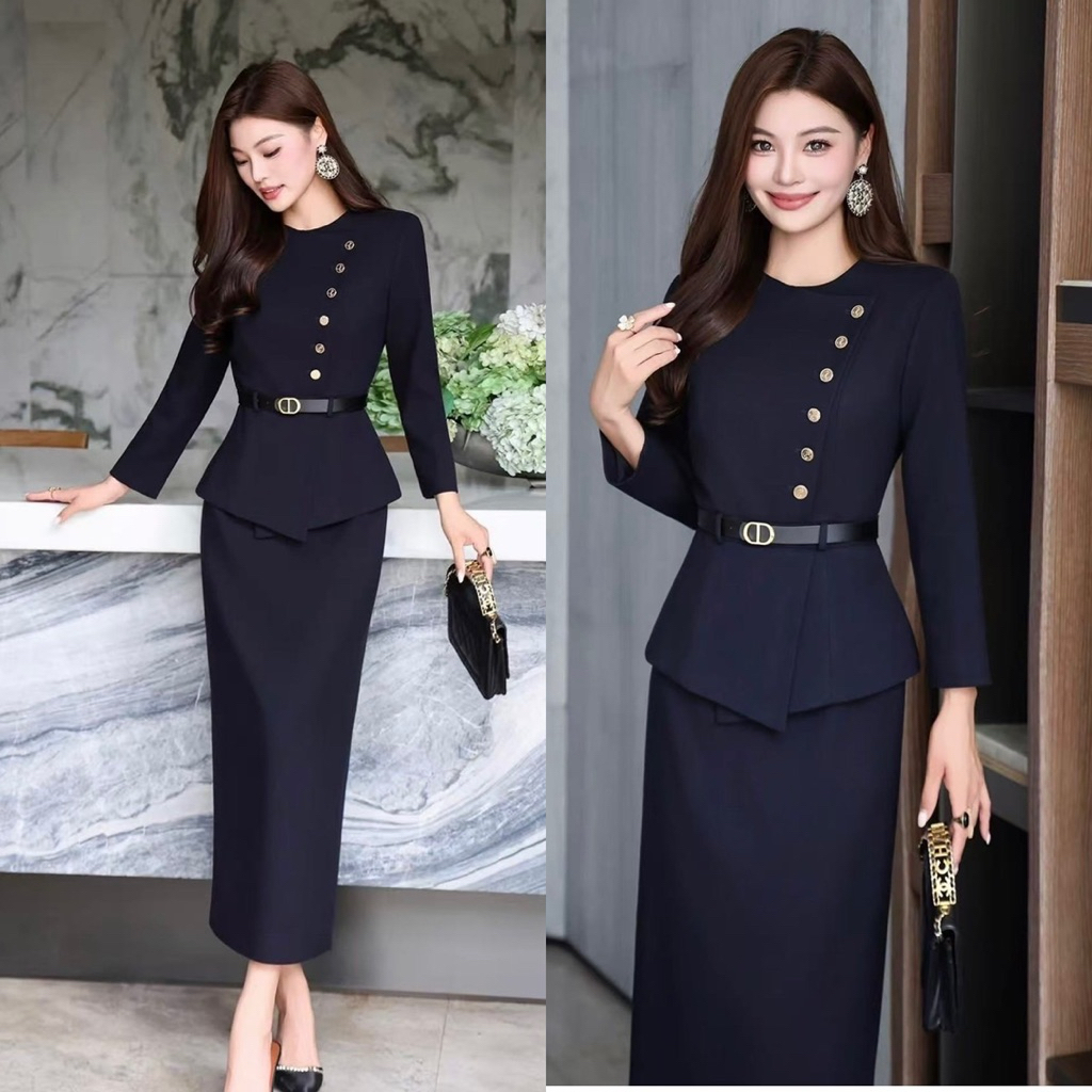 TC ชุดเซต3ชิ้น สีกรม เสื้อคอกลมแขนยาวแต่งกระดุมทองด้านหน้าใช้งานได้จริง ชายบานออกเล็กน้อย มาคู่กับกระโปรงยาวทรงสอบ