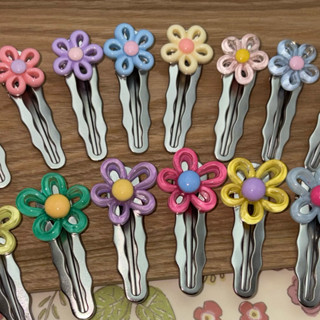 Piing me Hair Clips  | กิ๊บหนีบผมตัวเล็กสีเงินตกแต่งลายดอกไม…