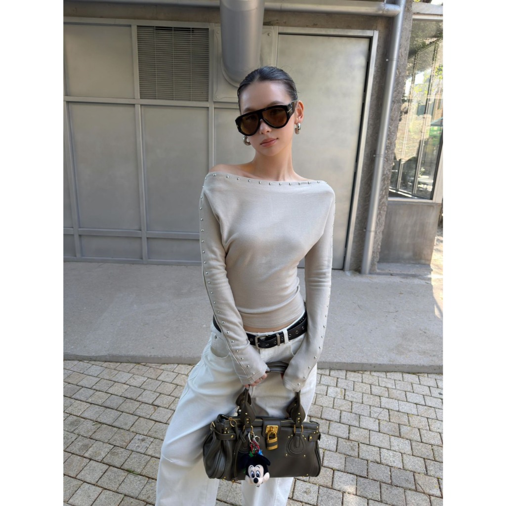 off-shoulder t-shirt เสื้อปาดไหล่แต่งหมุดสีเงิน สวยเก๋ ต้องมีติดตู้ค่า