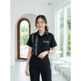 เสื้อพื้นเมืองผู้หญิงคอเชิ้ต แต่งแถบลายไทยคู่