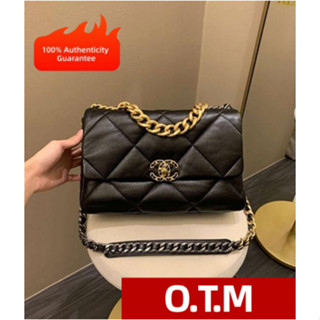 กระเป๋า CHANEL 19 ขนาดเล็ก สีดำ หนังนุ่ม ลายสือทอง พร้อมโซ่ …