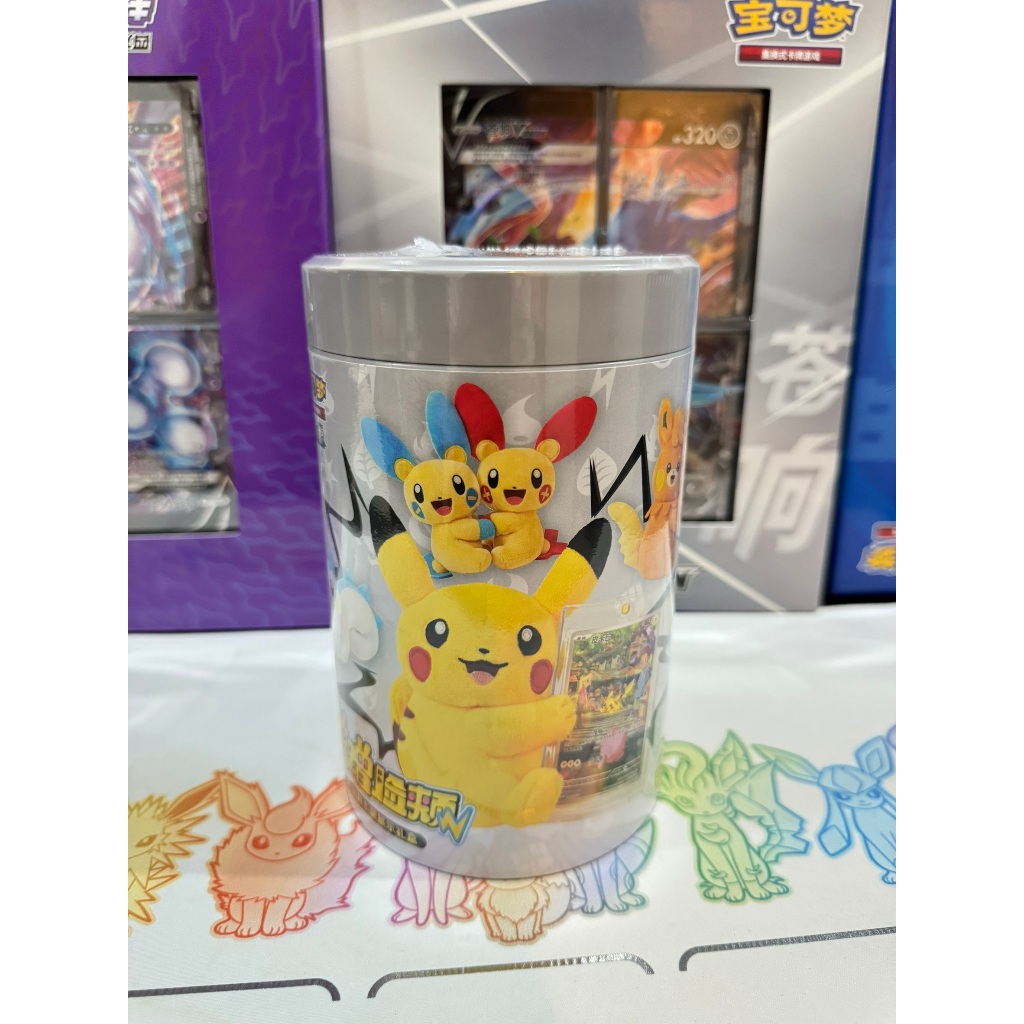 Pokémon Pikachu Nuzzle Series Mystery Box – PR-CCZS | กล่องสุ่มพรีเมียม | ตุ๊กตา + การ์ดโปรโม + 2 บูสเตอร์ | รุ่นสะสม