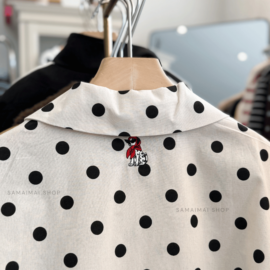 เสื้อคอบัวแขนสั้น ทรงครอปลายPolkadotsสีครีม ปักน้องหมาด้านหลัง #88015 - รูปที่ 3