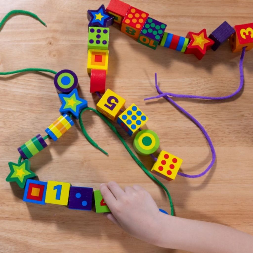 Melissa & Doug خرز لضم بالأشكال والألوان والأرقام — صورة 5