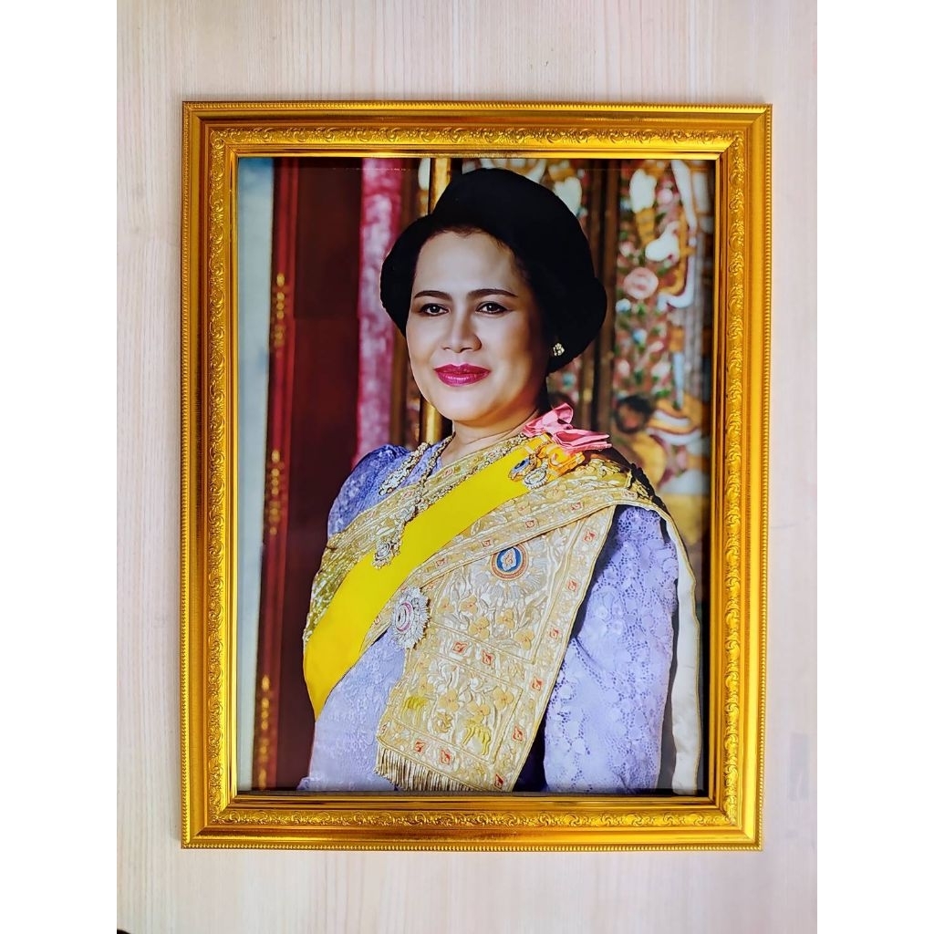 Mongkolframeshop กรอบรูปมงคล  ภาพพระพันปีหลวงพร้อมกระจกหนา 2 มม. ภาพขนาด 15×20นิ้ว นิ้ว ขนาดรวมกรอบ 18×23 นิ้ว แขวนได้