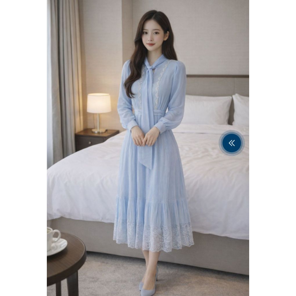 เดรสยาวสไตล์เกาหลี ตกแต่ง ริบบิ้นพลิ้ว + ลูกไม้ขอบระบาย ต่อผ้าดีไซน์พิเศษ  เข้ารูปช่วงเอว ช่วยพรางหุ่น