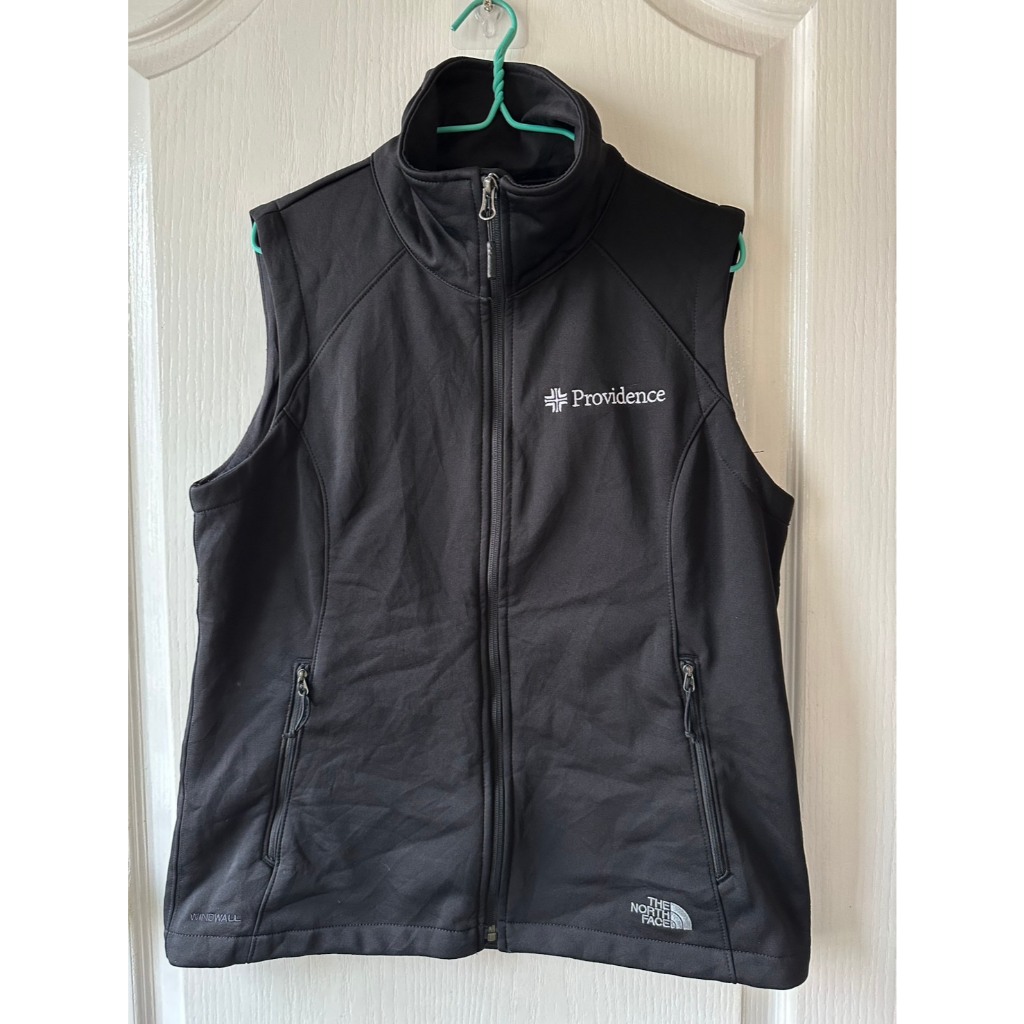 เสื้อ TNF มือสอง แท้100% กั๊ก Windwall อก 42 ยาว 25 ไม่มีตำหนิ