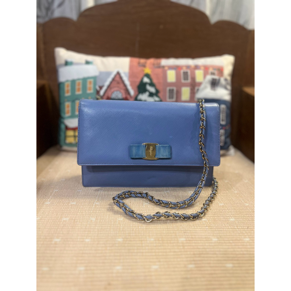Ferragamo Vara Chain Bag สี Dusty Blue