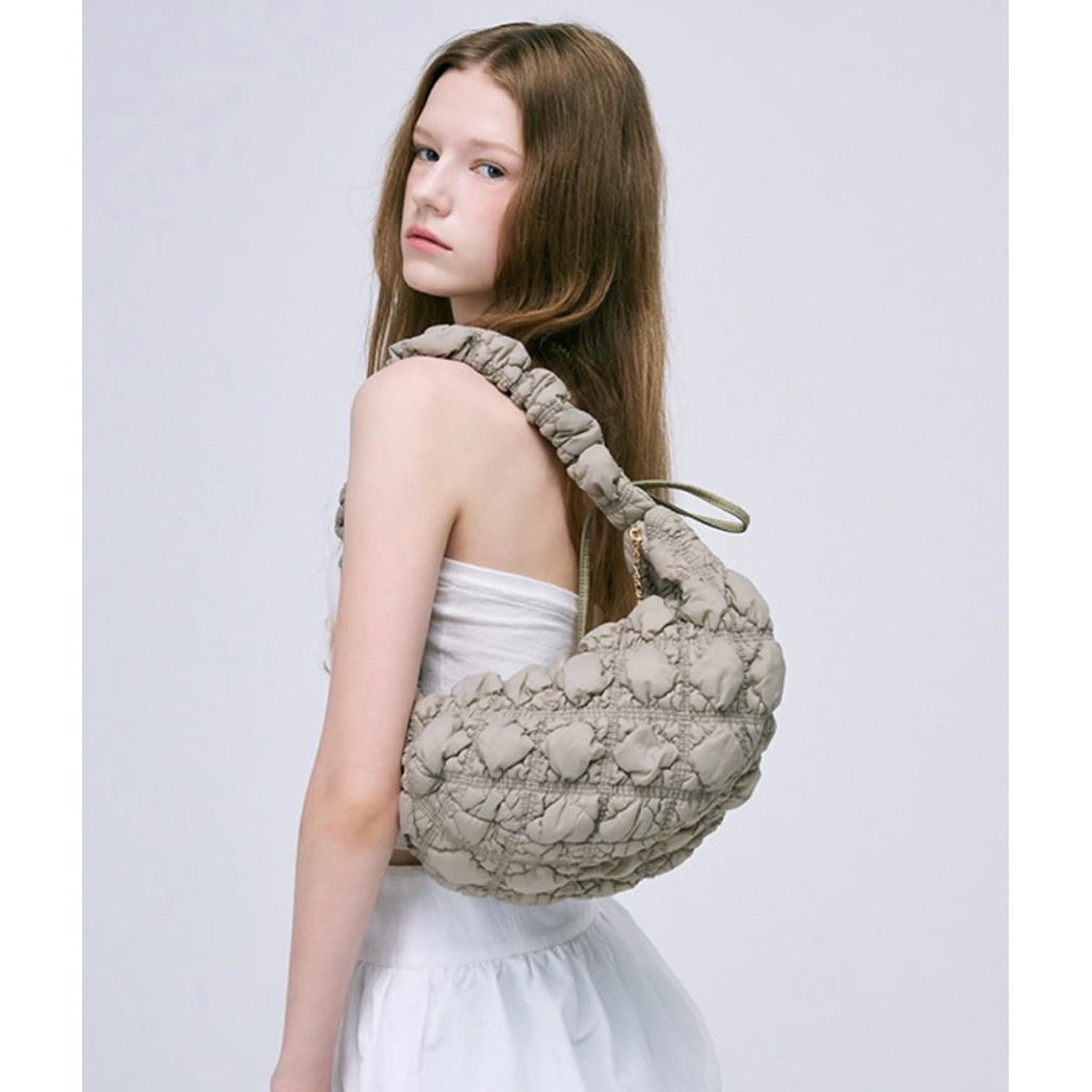 👉🏽ส่งต่อกระเป๋า Carlyn cozy สี Tapue ➡️ 1,890 baht อปก ครบ ของแท้ 100%👜💘