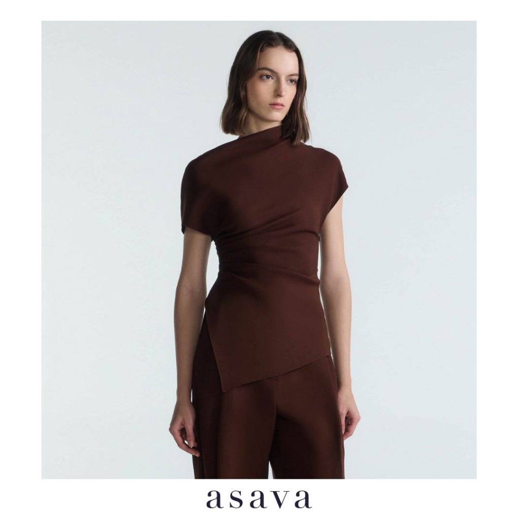 [asava aw25] Reese Draped Asymmetric Blouse เสื้อผู้หญิง แขนสั้น คอปีน แต่งดีเทลจับเดรปที่เอว ชายอสมมาตร ซิปและตะขอข้าง