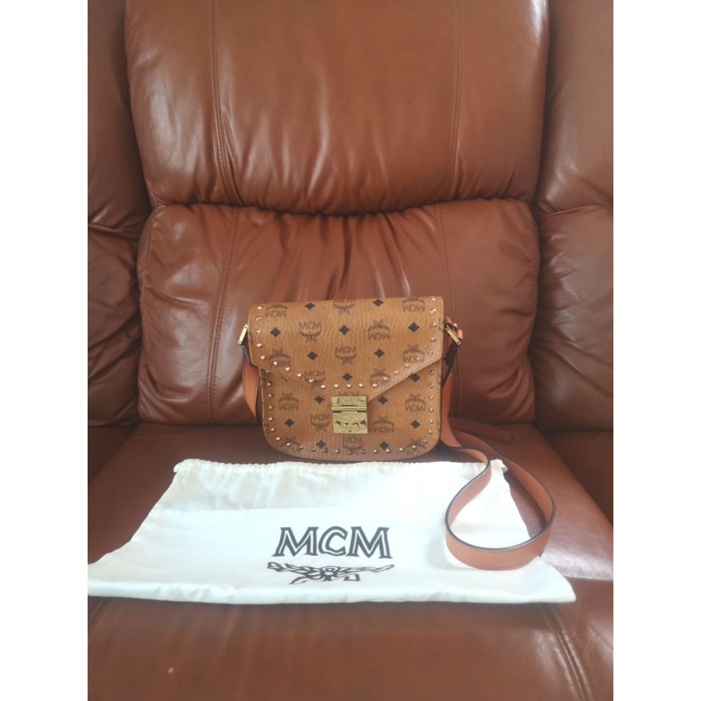 MCM Patricia Shoulder Bag กระเป๋าสะพายเฉียงหนังวัว สีดำ/เบจ/Pink/Cognac Brown