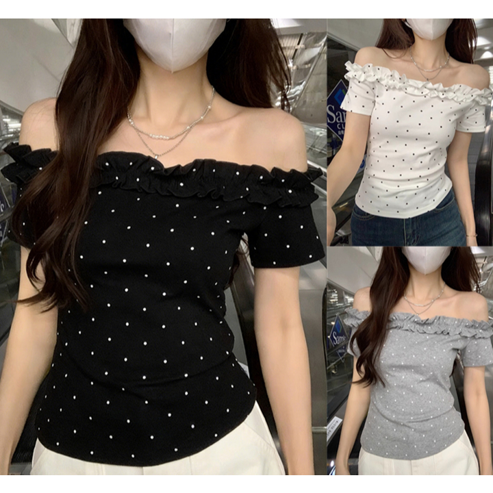 B51 เสื้อยืดเปิดไหล่ แต่งกรีบระบาย เสื้อสายพานแขนสั้น สกรีนลายจุด สำหรับผู้หญิง