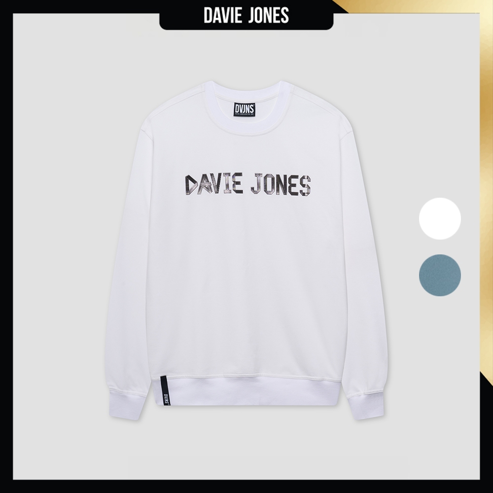 DAVIE JONES [BE FEARLESS] เสื้อสเวตเตอร์ผู้ชาย Logo Regular Fit Sweater สีออฟไวท์ ฟ้าอมเทา SW0072