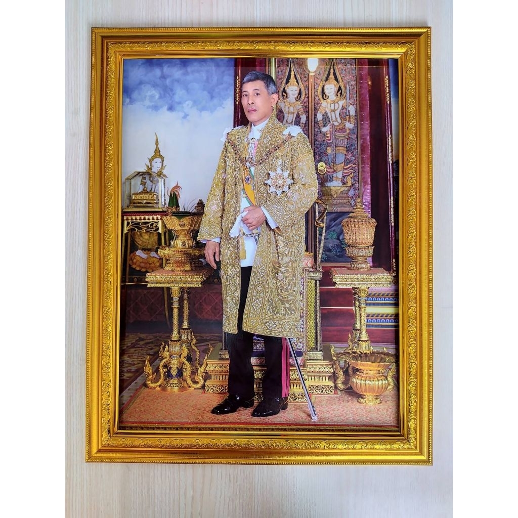 Mongkolframeshop กรอบรูปมงคล  ภาพรัชกาลที่10 พร้อมกระจกหนา 2 มม. ภาพขนาด 15×20นิ้ว นิ้ว ขนาดรวมกรอบ 18×23 นิ้ว แขวนได้