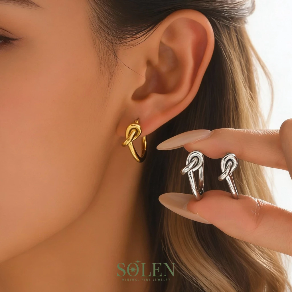 SOLEN Signature Hoop ต่างหูห่วงดีไซน์ผูกปม French Knot ไทเทเนียม สวย น้ำหนักเบาใส่สบาย