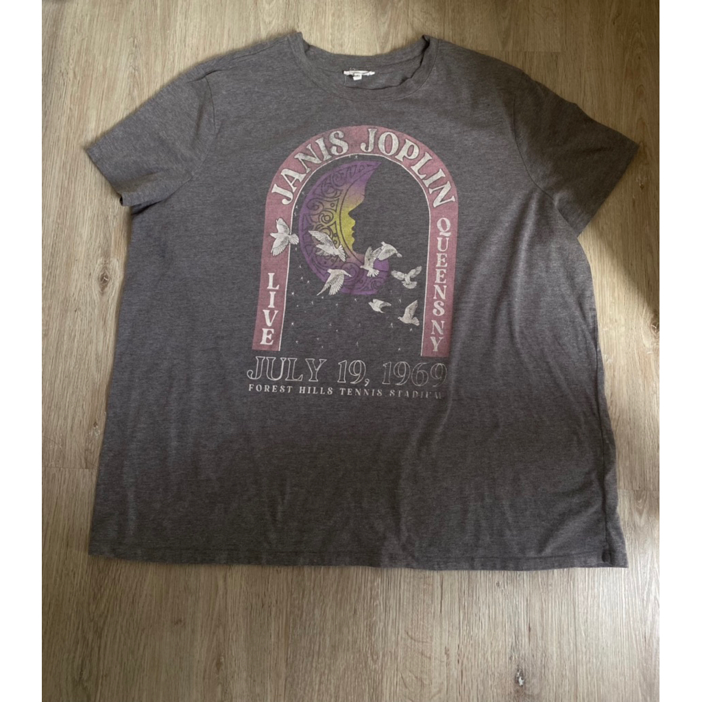 JANIS JOPLIN QUEEN NY -LIVE 19 JULY,1969 ขนาด: อก 50นิ้ว ยาว 28.5นิ้ว  ตำหนิ: - ราคา: 270บาท 💖