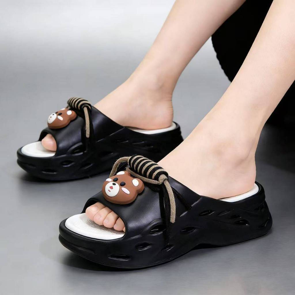 EnJoy  พร้อมส่ง (LT-8818-1) รองเท้าแตะสวม เสริมส้นสูง5cm ดีเทลตุ๊กตาหมี น่ารักใส่เที่ยวทำงาน วันสบายๆ ราคา ถูกที่สุด ดีลบีเคเค แกลเลอรีภาพที่ 6