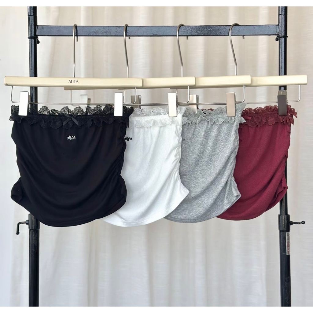 ATIPA เสื้อเกาะอก ดีเทลลูกไม้ ปักโลโก้ ผ้าร่องนิ่ม