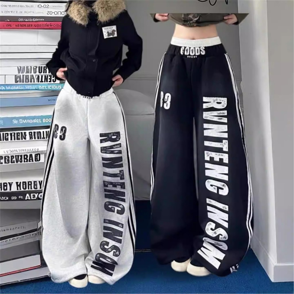 กางเกงวอร์มขายาวทรงกว้างลายทางพิมพ์ลายตัวอักษรสไตล์อเมริกันแบบขาดๆ สำหรับผู้หญิง เหมาะกับสไตล์การเต้นแจ๊สและใส่ลำลอง