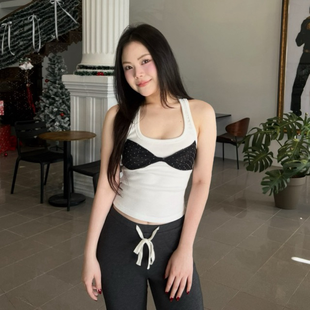 (Amilycho) Kiss Tank Top เสื้อกล้ามผ้าร่องยืด ตกแต่งอกผ้าตาข่ายเพชร
