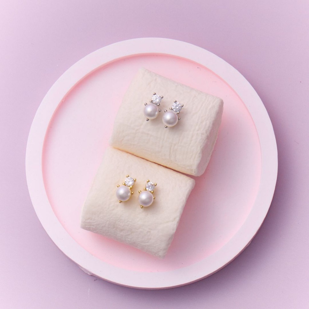 Eve Stud ต่างหูสตั๊ดแบบเรียบประดับไข่มุกและเพทาย