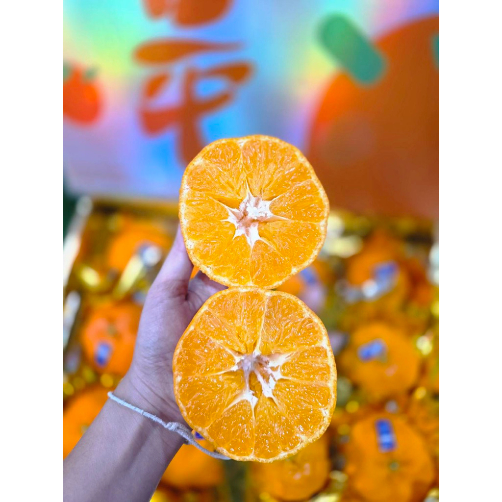 ส้มมิกัง ส้มสายพันธ์ญี่ปุ่น Mikan (ตรา FAMO 5168 กล่องสีทอง) 10-12 ลูก น้ำหนักรวมกล่อง 4 กิโลกรัม