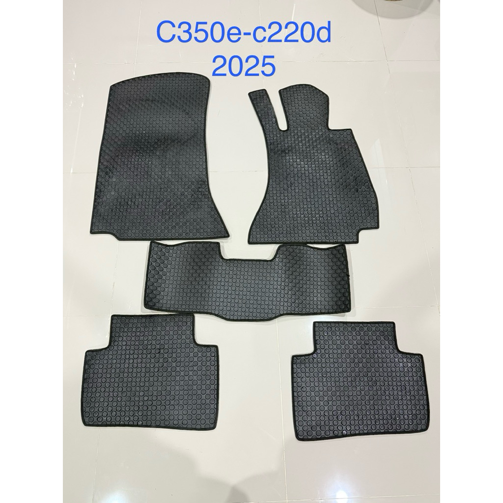 พรมกระดุม มือสอง  ใส่ Benz c350e-c220d ปี 2025 พรม มาพร้อมกับรถตอนที่ซื้อ ใส่ได้ไม่นานแล้วถอดออก  สภ